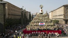 Los zaragozanos recuperan la Ofrenda de Flores a la Virgen del Pilar en un formato más reducido
