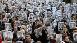 Las víctimas de ETA se sienten humilladas ante la "manga ancha" del Gobierno con los etarras