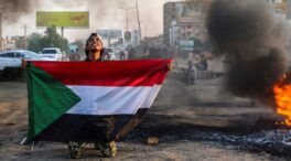 Arrestan a dos líderes sudaneses mientras crece la presión contra los militares