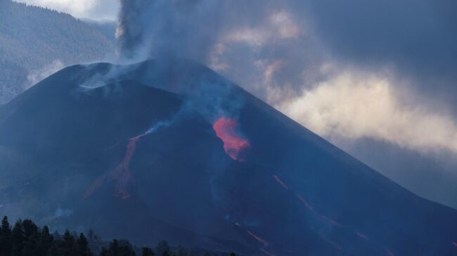 (VÍDEO) Se abre una nueva boca eruptiva en el flanco del volcán de La Palma