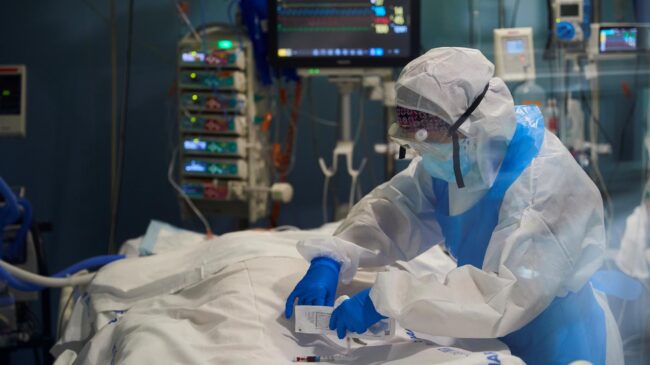 Casi 104.000 personas fallecieron por coronavirus en España entre 2020 y 2021, según la OMS