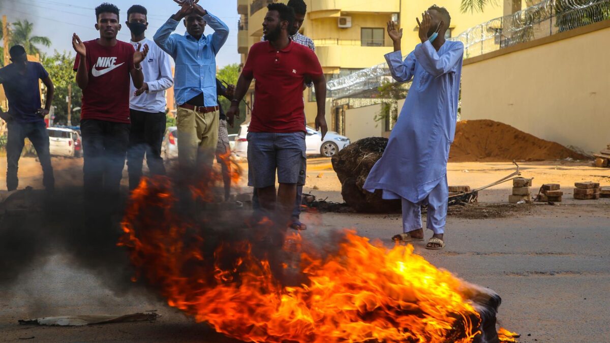 (VÍDEO) Al menos tres muertos y más de 80 heridos en las protestas contra el golpe de Estado en Sudán