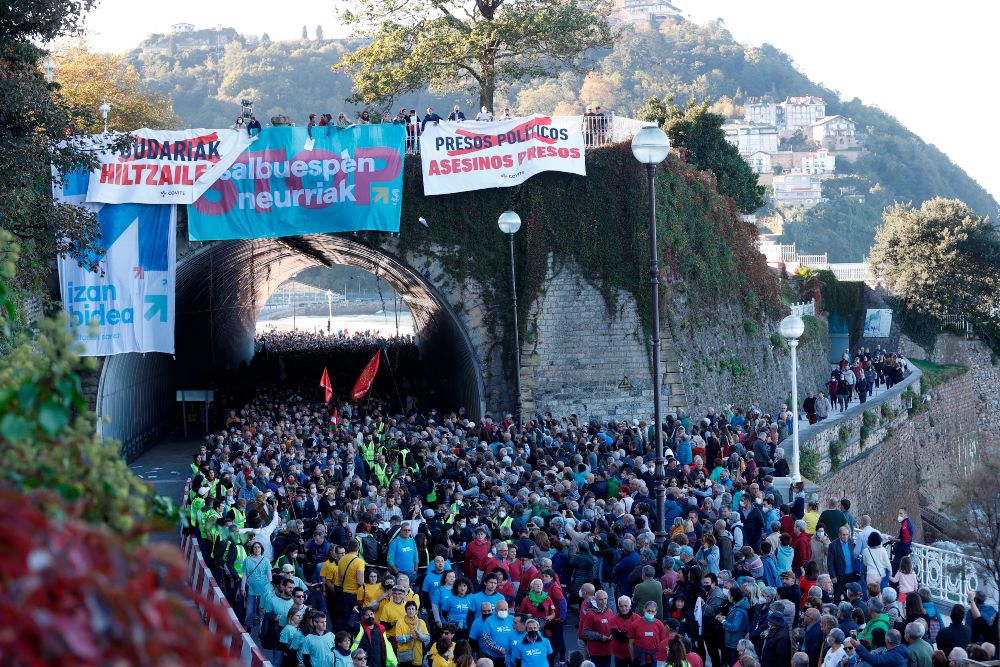 Cientos de personas en una manifestación por los presos de ETA con el apoyo de ERC y JxCat
