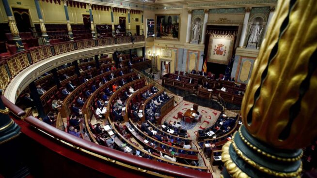 Aprobada la moción de Cs para retirar las mascarillas en interiores, con el voto del PP en contra