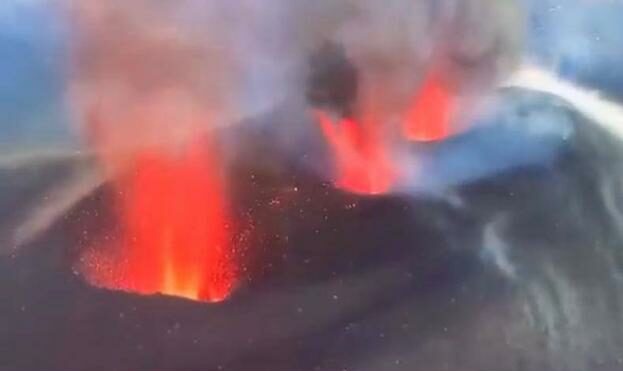 (VÍDEO) ‘Entrada al infierno’: así se veían las impresionantes bocas del volcán desde el aire