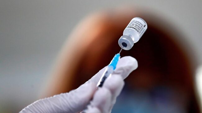 Solo el 0,071% de las dosis de la vacuna administradas en España provoca efectos adversos, según Sanidad