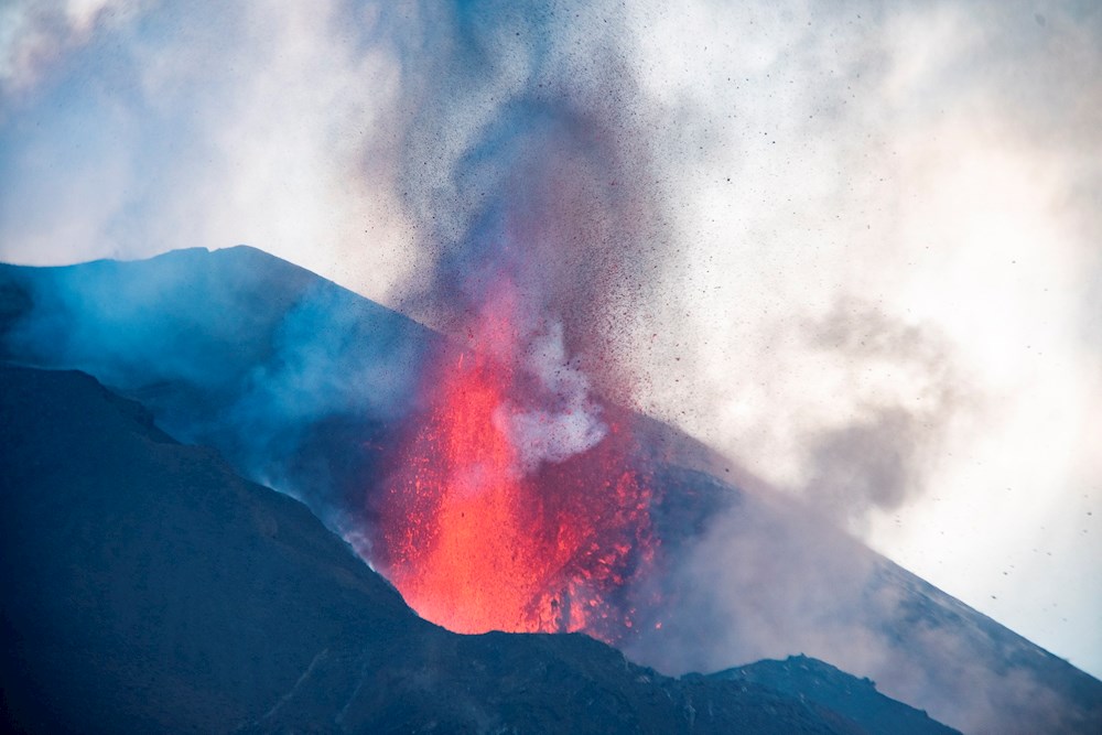 La elevación del terreno y la emisión de gases presagian que hay volcán para rato