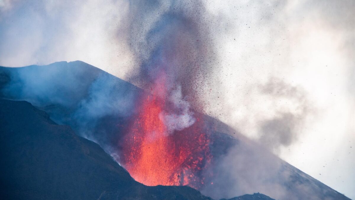 (VÍDEO) Las impresionantes imágenes que deja un nuevo centro emisor de lava en el volcán de La Palma