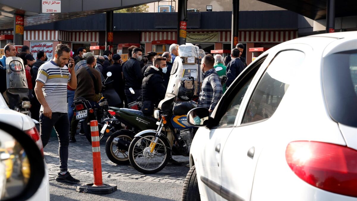 (VÍDEO) Un ciberataque bloquea las gasolineras de Irán durante horas y genera largas colas de vehículos