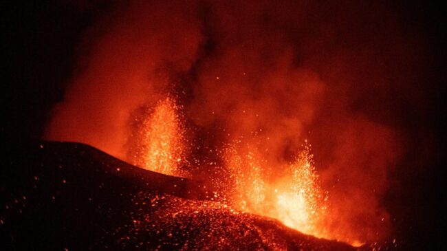 (VÍDEO) Las coladas del volcán de La Palma pierden velocidad, pero la erupción sigue sin debilitarse