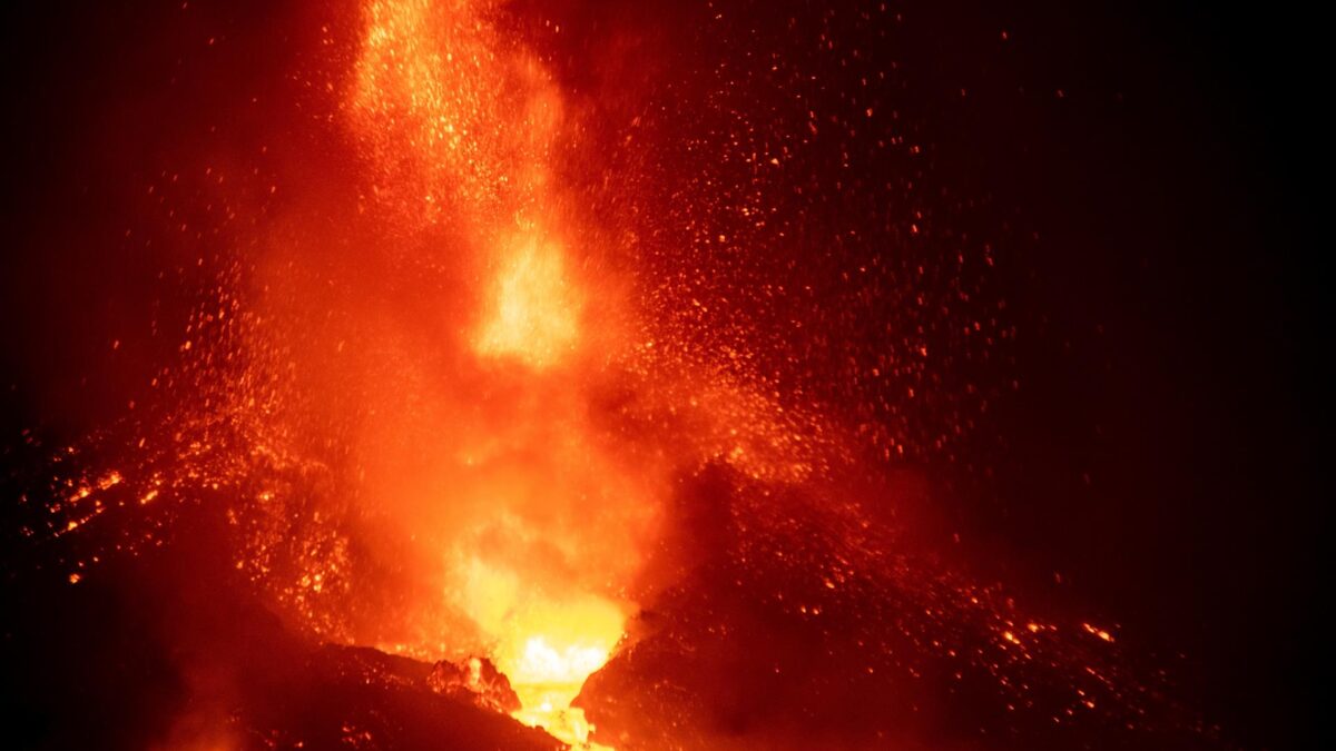 (VÍDEO) Aumenta la actividad efusiva del volcán tras el derrumbe del cono