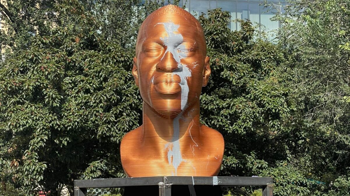 (VÍDEO) Vandalizan una estatua de George Floyd en Nueva York