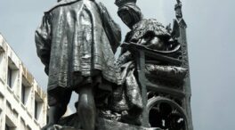 Dos detenidas por vandalizar una estatua de Isabel la Católica y Colón en Granada