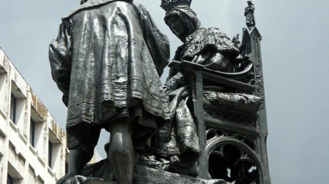 Dos detenidas por vandalizar una estatua de Isabel la Católica y Colón en Granada