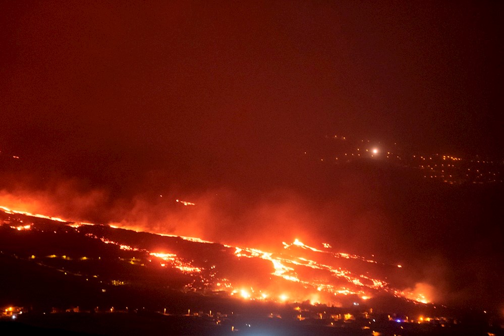 Las coladas de lava llegan a La Laguna y destruyen una gasolinera