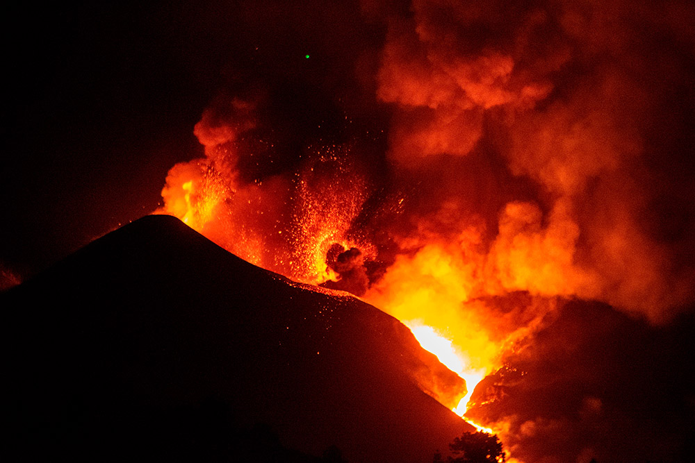 La lava fuerza nuevas evacuaciones, pero su avance se ralentiza