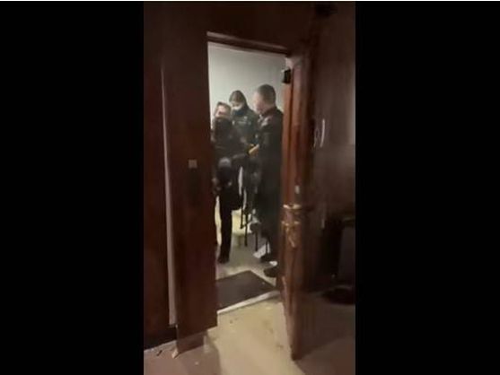 El juez desimputa a cinco de los seis agentes que irrumpieron con un ariete en una fiesta ilegal