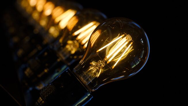 La luz sigue bajando y alcanzará su precio más bajo de 2022 este lunes