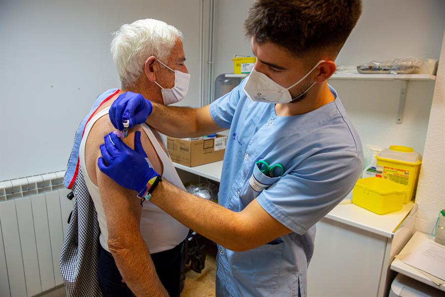 Los mayores de 70 estrenan los dos pinchazos contra la gripe y la covid