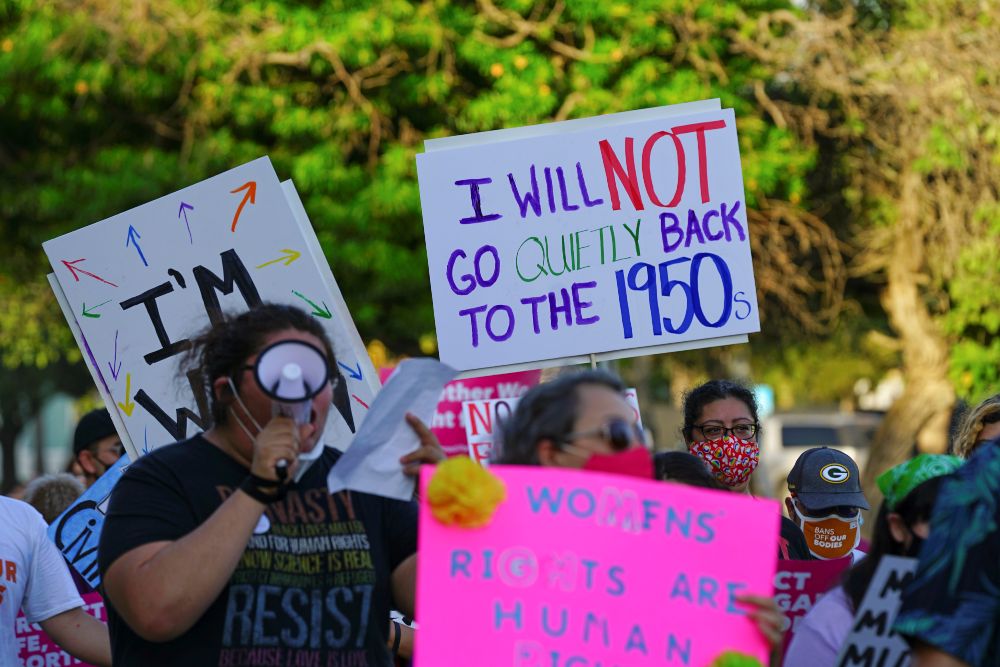 Un juez federal bloquea la estricta ley antiaborto de Texas