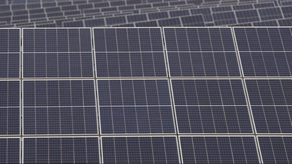 Endesa pone en marcha ocho plantas solares en Badajoz con una potencia de 388 MW