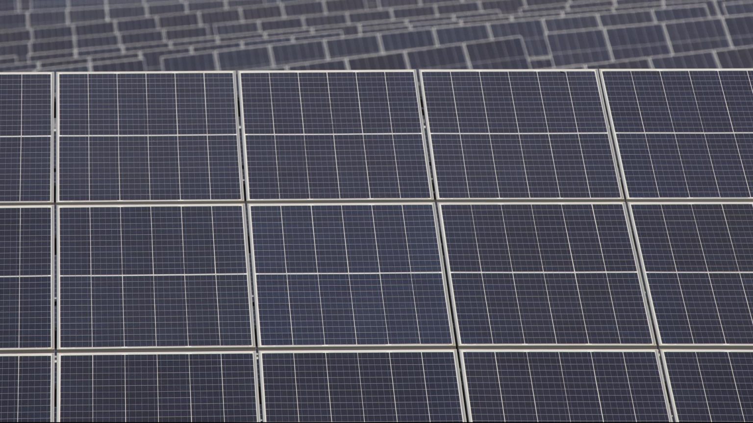 Adif instalará paneles solares en estaciones de tren por 2,1 millones de euros