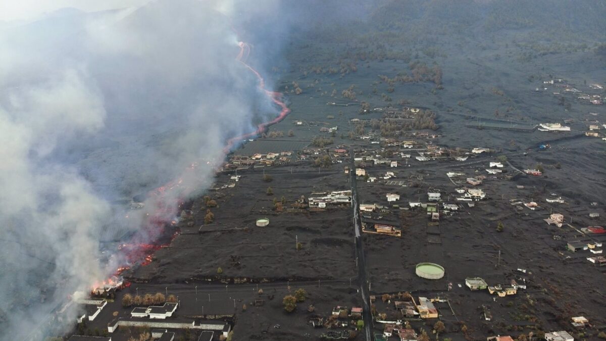 Una nueva colada de lava sepulta un cementerio de La Palma