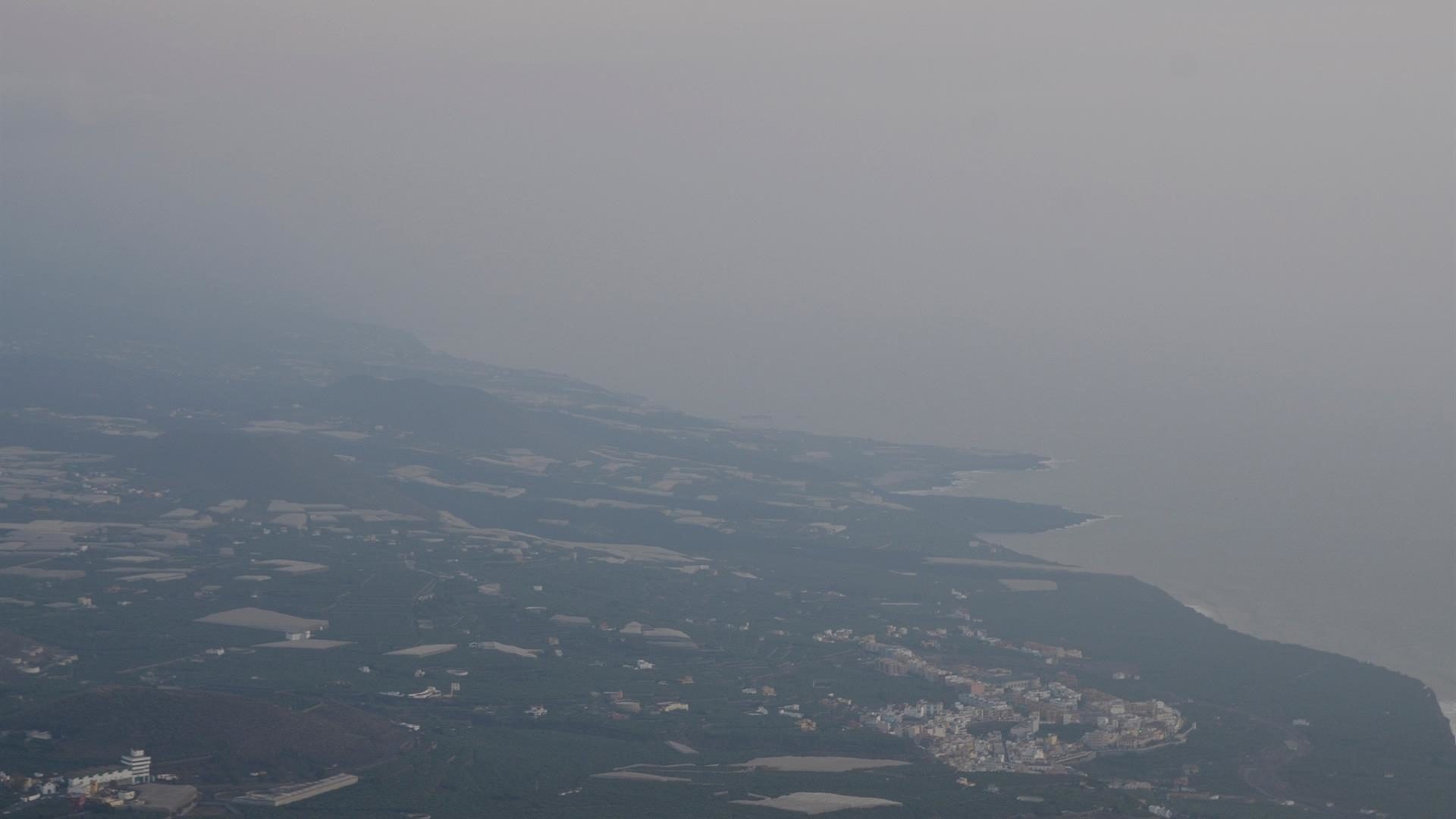La ceniza pone en riesgo la conexión aérea en La Palma y empeora la calidad del aire