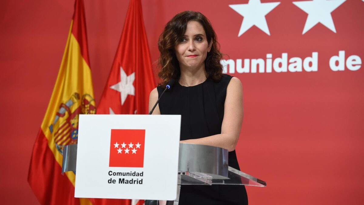 Madrid presenta su «histórica» bajada del IRPF: 0,5 puntos menos en todos los tramos