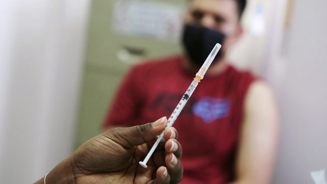 España notifica 71 efectos adversos por cada 100.000 dosis de vacunas