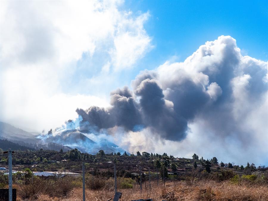 La emisión de dióxido de azufre se dispara en el volcán de La Palma