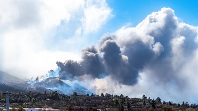 La emisión de dióxido de azufre se dispara en el volcán de La Palma