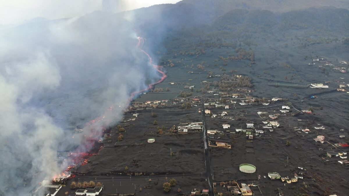 La nueva colada de La Palma destruye el campo de placas solares y numerosas viviendas