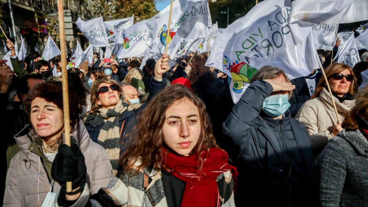 Cientos de personas se manifiestan en Madrid contra la ley de la eutanasia