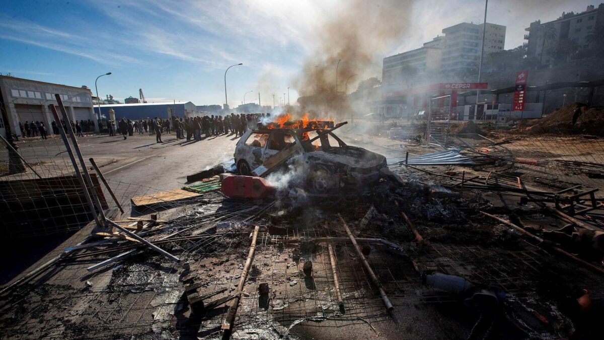 Coches quemados, vías cortadas y un herido: balance de la huelga del metal en Cádiz