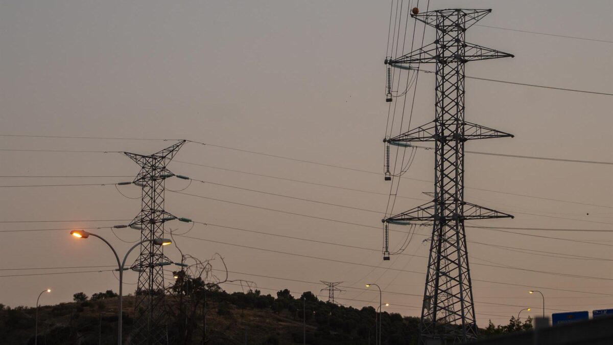 El precio de la luz se estabiliza este viernes en 171,45 euros/MWh