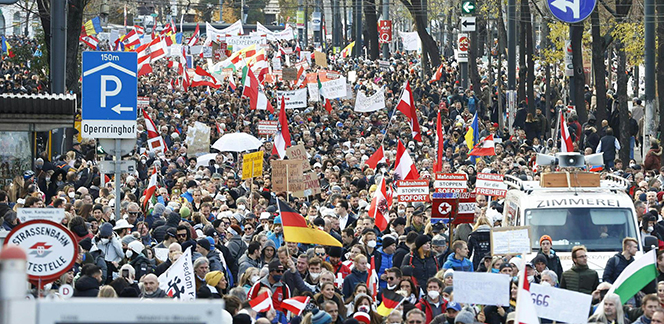 Miles de personas salen a la calle en Viena para protestar contra las nuevas medidas sanitarias