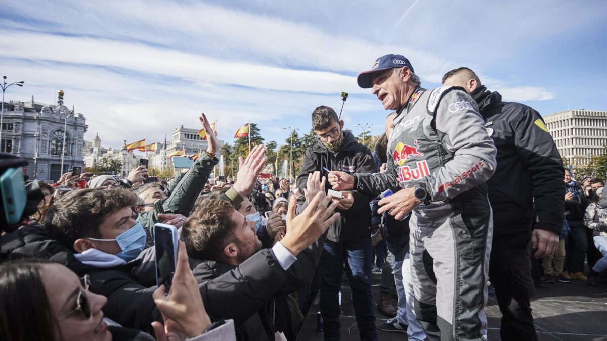 40.000 personas acompañan a Carlos Sainz en su exhibición en Madrid