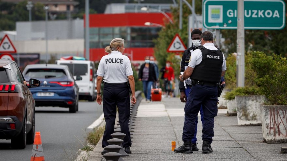 La Policía de Irún, al límite por el aumento de devoluciones de inmigrantes de Francia: «Bordean la legalidad»