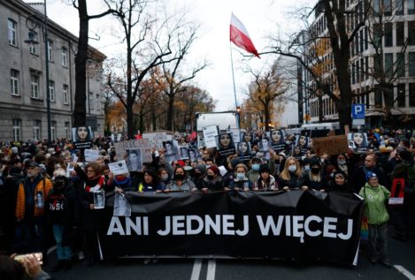 Protesta en Polonia por la muerte de una embarazada a la que se le negó el aborto