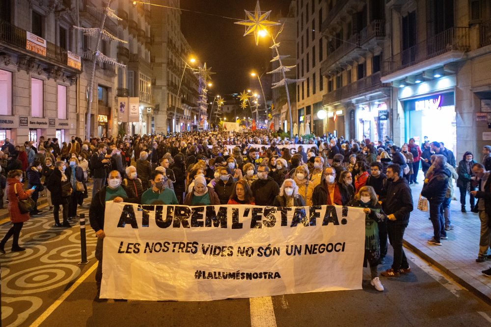 Unas 1.800 personas protestan en Barcelona por la subida del precio de la luz