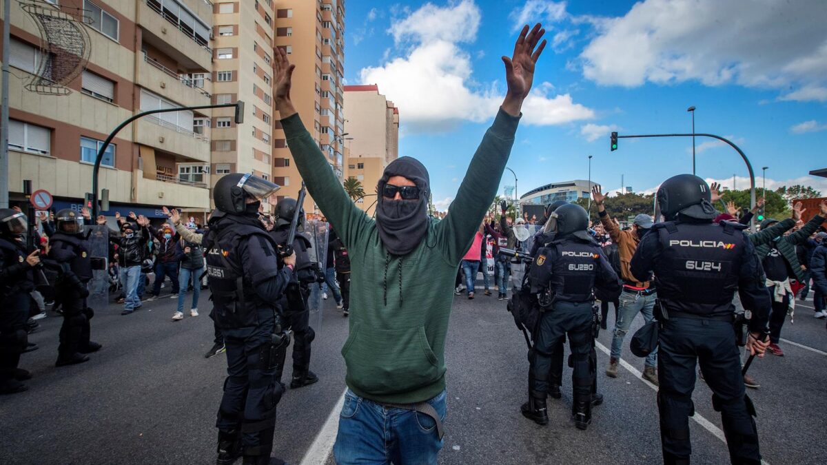 (VÍDEO) Noveno día de huelga del metal en Cádiz con enfrentamientos entre policía y manifestantes