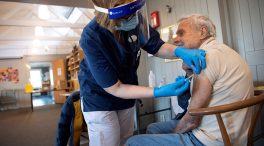 La vacuna del covid ha salvado medio millón de vidas en Europa