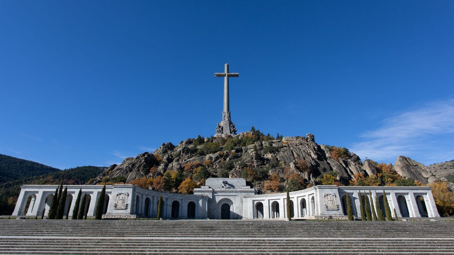 El Gobierno cerca a los monjes del Valle de los Caídos: los deja sin agua «por una negligencia»