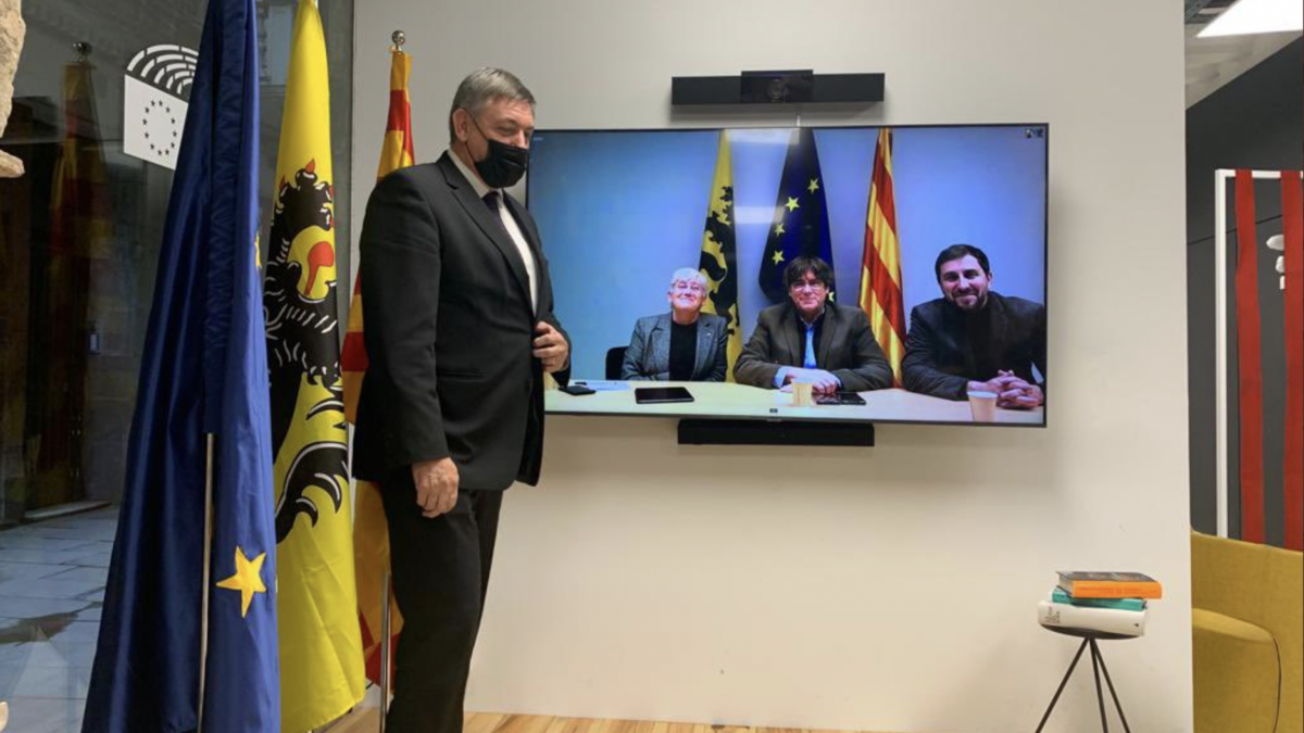 El paripé de Puigdemont: invita a Barcelona a un político de Flandes para verse ‘online’