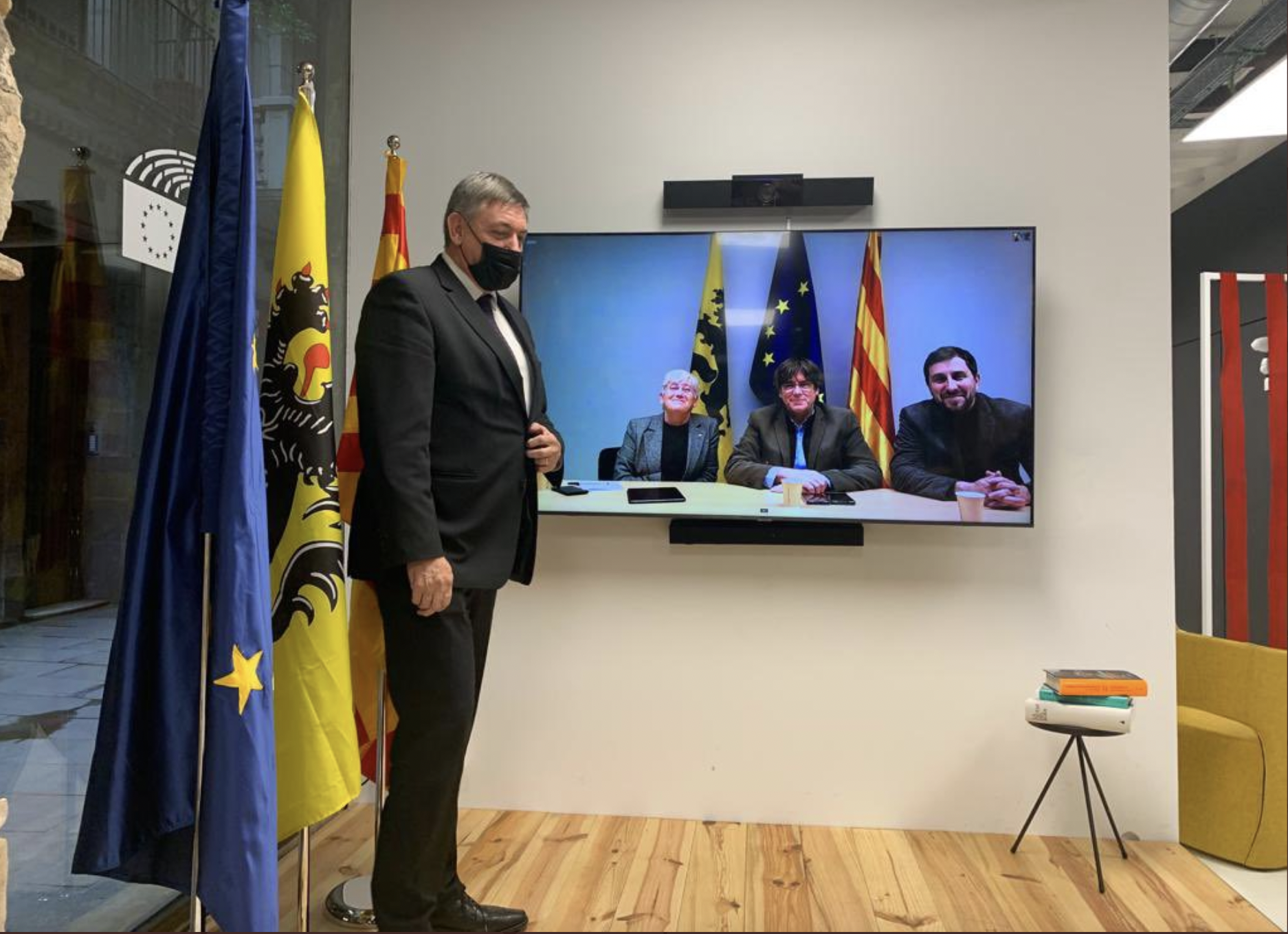 El paripé de Puigdemont: invita a Barcelona a un político de Flandes para verse ‘online’