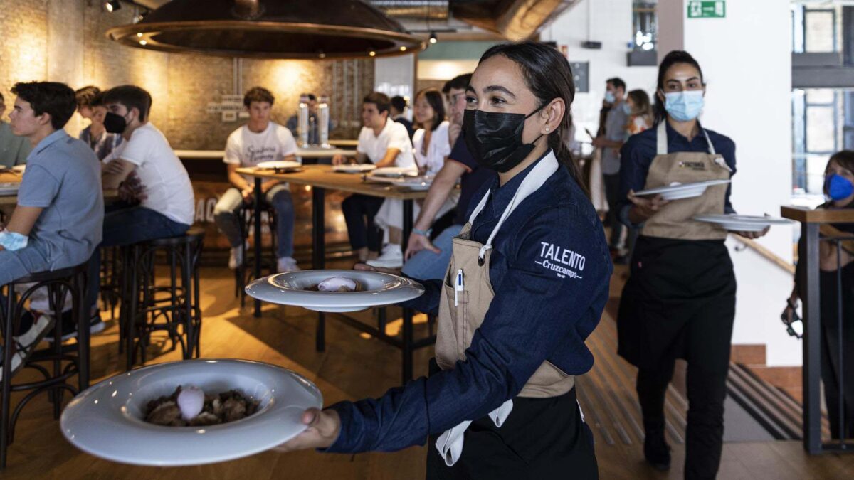 Salud Pública debate cerrar el interior de la hostelería a las 23:00 en zonas de riesgo medio