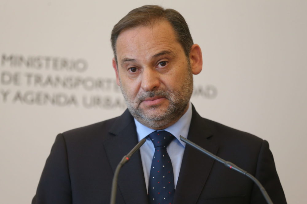 Ábalos se salta la disciplina de voto del PSOE absteniéndose en la renovación del Constitucional