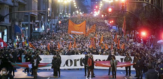 Miles de personas secundan en Bilbao la marcha de EH Bildu que defiende un nuevo liderazgo para «una nación soberana»