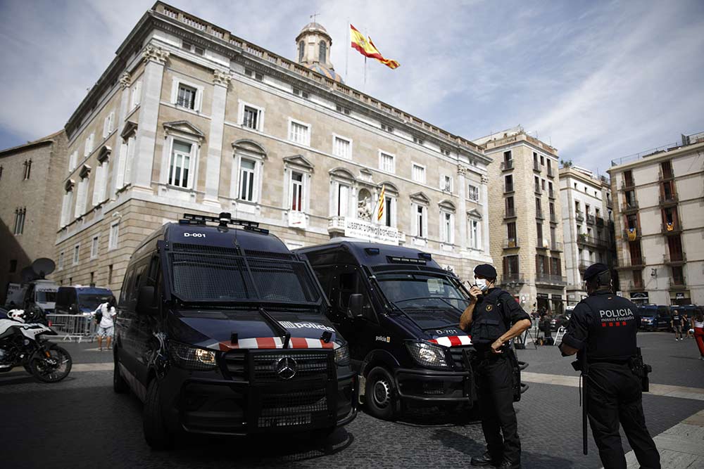 La Generalitat lanza una prueba piloto con brazaletes para controlar a violadores que salen de prisión